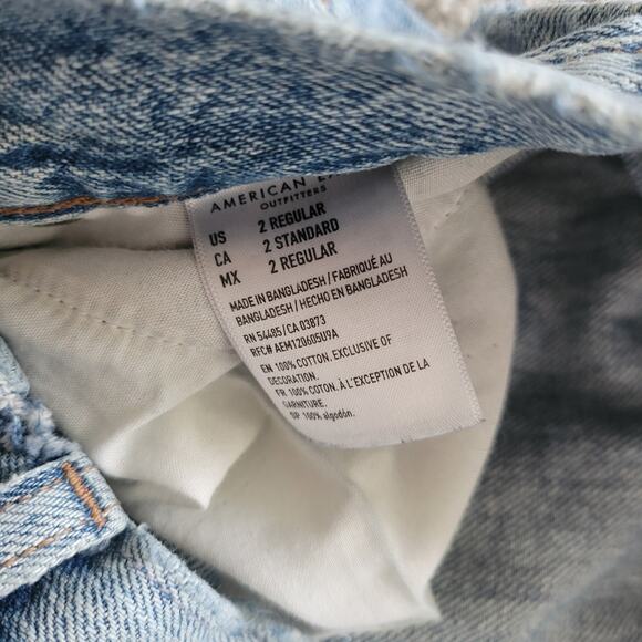 American Eagle Mom Jeans Light Wash Destroyed High Rise Jeans Women Sz US 2 Reg - Picture 7 of 7